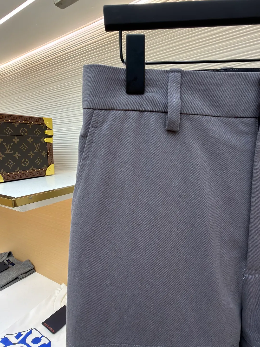 LOUIS VUITTON pocket embossed overalls ●Original version: Purchased and developed for 12300 ●Item number: 1682076-C30 ●Fabric: special twill fabric ●Technology: embossed production ●Color: gray ●Version: fitted version ●Weight: about 690 grams ●Size: 44-46-48-50 ●Description: Custom-made special twill 95% cotton 5 wool%, the fabric has a sheen and velvet feel, which is different from ordinary twill, a full set of hardware is made to order, and a four-piece set, custom-made four-leaf clover metal buckles, silicone pocket embossing is made from the mold, and manual pasting is extremely costly. Custom-made jacquard webbing at the waistband, trousers waistband, front and side pocket zippers, two different pullers, specific three-label wash. The overall wiring is straight and delicate, the fabric is comfortable and soft, and the color is consistent without color difference. It can be matched with the same style to create a fashionable look and control various occasions. Customized accessories, complete with three standards, same style for men and women!